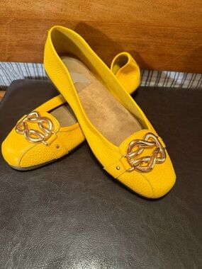 Aerosols yellow dressy flat